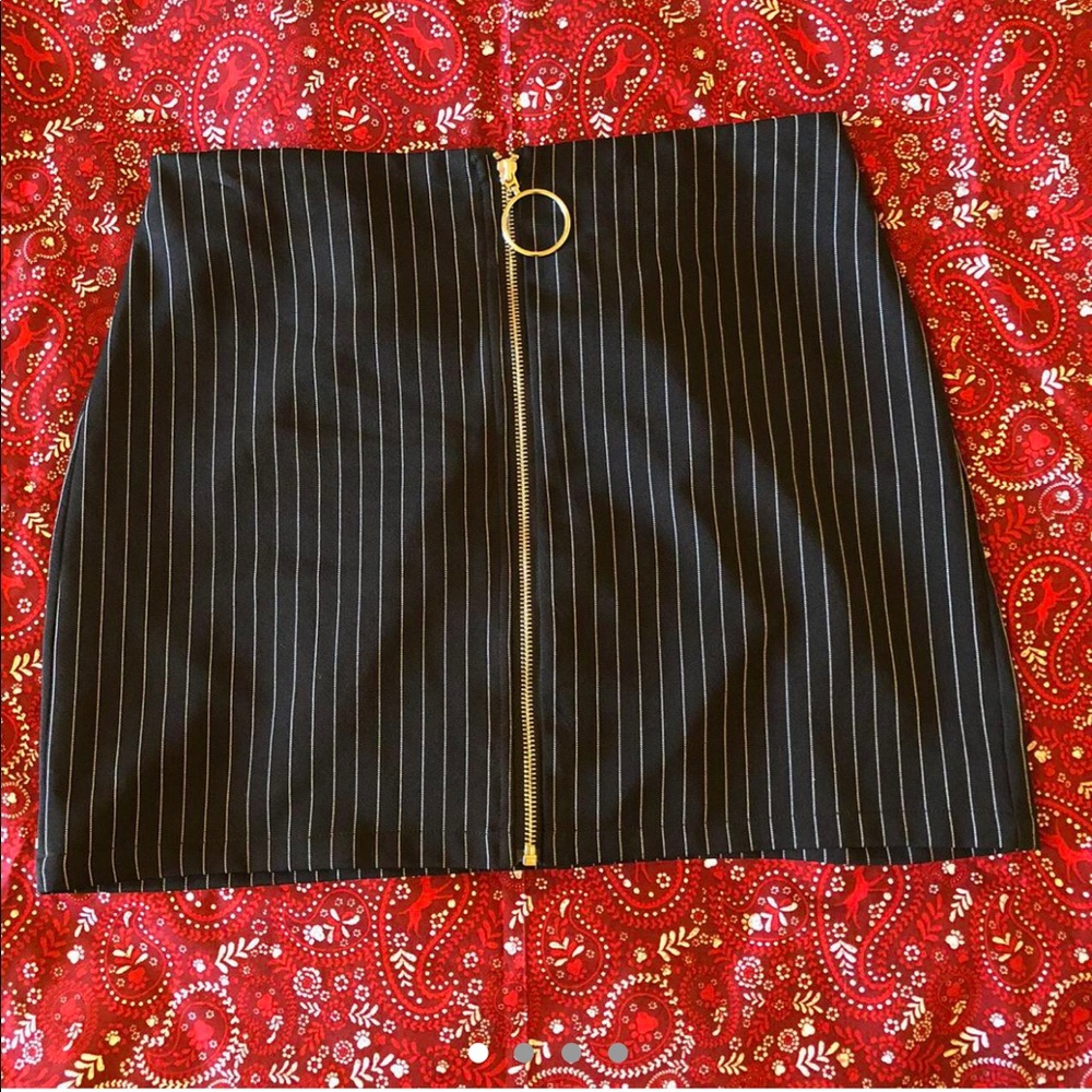 pinstripe mini skirt. please click on listing for all the details💕